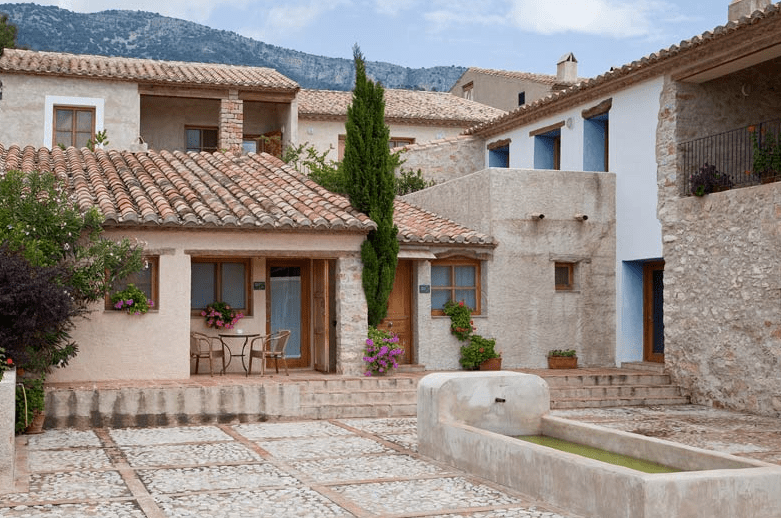 Fachada de Aldea Roqueta