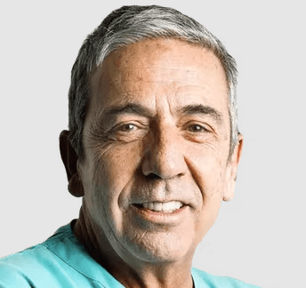 Cirujano Plástico, licenciado en medicina por la Universidad Autónoma de Madrid.