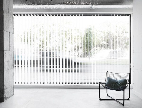 Habitación con persiana lohas y silla