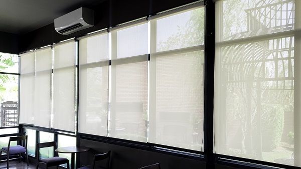 Habitación con varias persianas screen